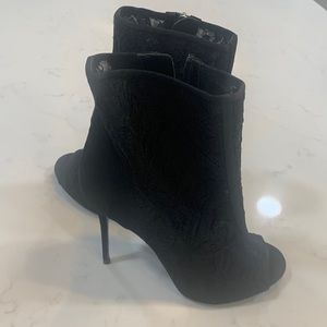 Giuseppe Zanotti Design Lace peep toe booties